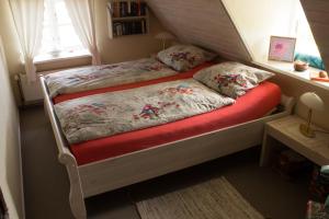 Un pat sau paturi într-o cameră la Ferienwohnung I "Westermühle"