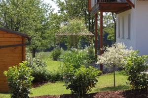 Ein Garten an der Unterkunft Ferienwohnung im Brennhaus