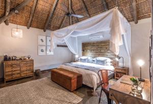 Ліжко або ліжка в номері Lalibela Game Reserve - Inzolo Lodge