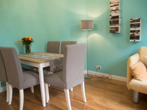 een eetkamer met een tafel en stoelen bij Apartment Türkis zentral in Bremen