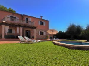 una casa con un patio con sillas y una piscina en Villa Natural Barcarés en Alcúdia