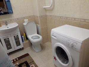 スィクティフカルにあるComfort apartment on Pervomayskaya 20のバスルーム(トイレ、洗濯機付)