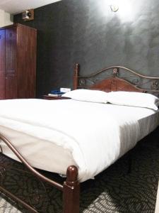 A bed or beds in a room at Oriental Inn