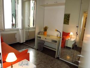ジェノヴァにあるHouse Fede by Holiday Worldのリビングルーム(オレンジ色の家具、デスク付)