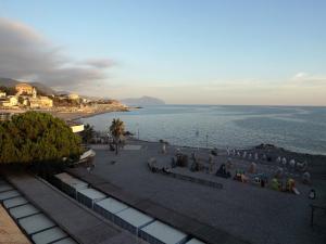 un gruppo di persone su una spiaggia vicino all'acqua di House Fede by Holiday World a Genova