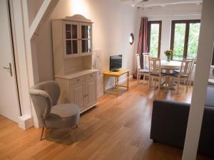 a living room with a table and a dining room at Schönes Studio zentral in Bremen