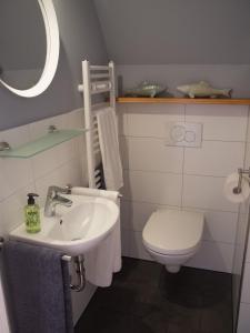 a bathroom with a sink and a toilet and a mirror at Schönes Studio zentral in Bremen