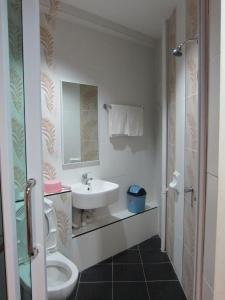 A bathroom at Oriental Inn