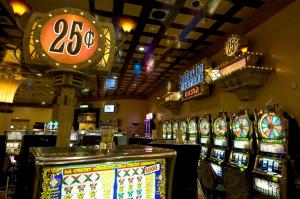 una tienda con muchas máquinas tragaperras en Bally's Shreveport Casino & Hotel en Shreveport