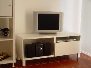 Uma televisão e/ou sistema de entretenimento em green SOFIMAR LISBON