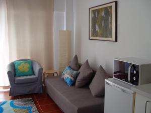 リスボンにあるgreen SOFIMAR LISBONのリビングルーム(ソファ、椅子付)