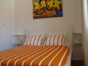 リスボンにあるgreen SOFIMAR LISBONのベッドルーム1室(壁に絵画が描かれたベッド1台付)