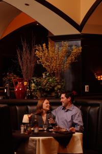 Ein Mann und eine Frau sitzen an einem Tisch in einem Restaurant in der Unterkunft Bally's Shreveport Casino & Hotel in Shreveport