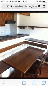 セストリエーレにあるSestrierの木製テーブル付きキッチン写真