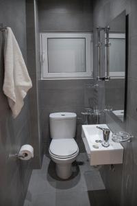 Kúpeľňa v ubytovaní Exceptional Penthouse close to Acropolis Museum by GHH + 16 fotografií