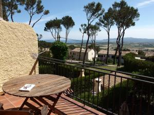 una mesa de madera en un balcón con vistas en Casa Atenes, en L'Estartit