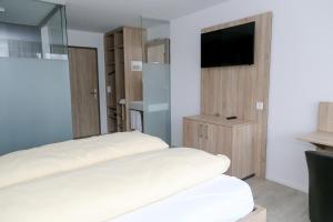 Ένα ή περισσότερα κρεβάτια σε δωμάτιο στο Hotel Traube Garni