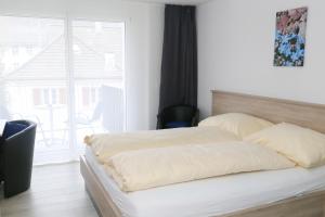 Ένα ή περισσότερα κρεβάτια σε δωμάτιο στο Hotel Traube Garni