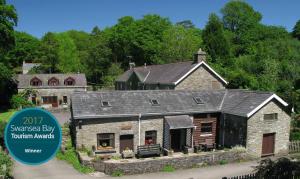 ein Bild eines Hauses mit dem Supercross mit dem Logo der Tourismuspreise in der Unterkunft Swansea Valley Holiday Cottages in Cilybebyll