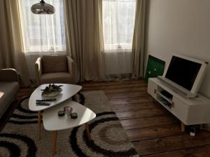 Una sala de estar con un sofá y un televisor. en Bremer Viertel, en Bremen