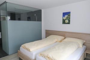 Ένα ή περισσότερα κρεβάτια σε δωμάτιο στο Hotel Traube Garni