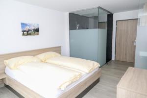 Ένα ή περισσότερα κρεβάτια σε δωμάτιο στο Hotel Traube Garni