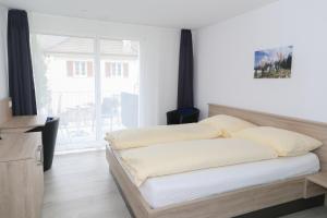 Ένα ή περισσότερα κρεβάτια σε δωμάτιο στο Hotel Traube Garni