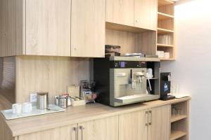 una cocina con cafetera en una encimera en Hotel Traube Garni, en Küttigen