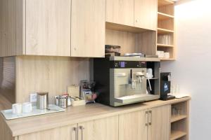 eine Küche mit einer Kaffeemaschine auf der Theke in der Unterkunft Hotel Traube Garni in Küttigen