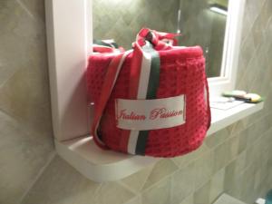 una bolsa de crochet roja sentada en un alféizar de la ventana en B&B Il Rovere, en Gattico