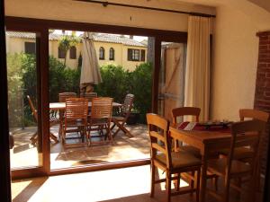 une salle à manger avec une table et des chaises ainsi qu'une terrasse dans l'établissement Casa Atenes, à L'Estartit