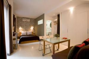 sypialnia z łóżkiem i biurkiem w pokoju w obiekcie Old City Beach House w Barcelonie