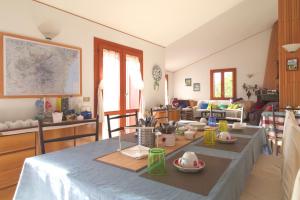 un salon avec une table et un chiffon bleu dans l'établissement Magma Guest House, à Ragalna