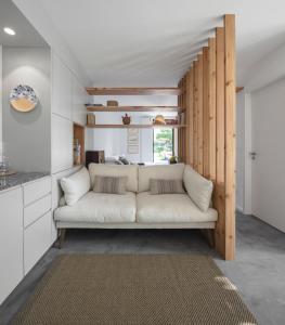 un soggiorno con divano bianco e finestra di Pink House Azores a Ponta Delgada