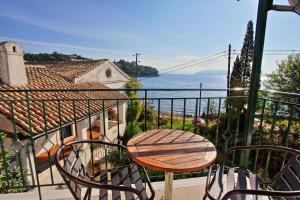 カラミにあるZoulis Andonisのテーブルと椅子、海の景色を望むバルコニー