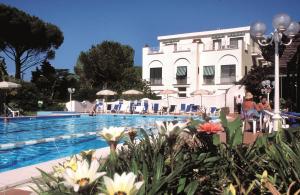 um resort com piscina e um edifício em B&B Il Sogno em Anacapri