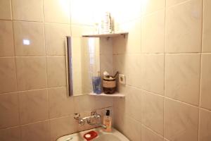 Bilik mandi di Sheni Hostel