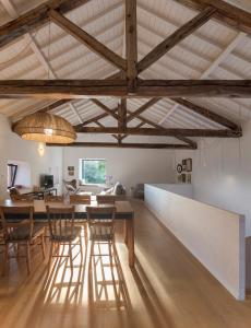 una sala da pranzo e un soggiorno con travi in legno. di Pink House Azores a Ponta Delgada