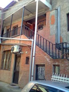 un edificio de ladrillo con una escalera en su lateral en Vita, en Tiflis