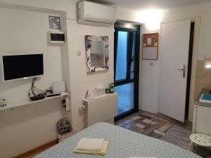 Habitación con cama y TV. en Assi Room, en Split