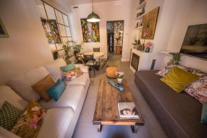 ein Wohnzimmer mit einem Sofa und einem Couchtisch in der Unterkunft Awesome Penthouse in Sevilla
