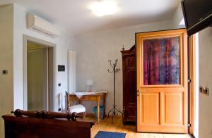 a room with a door and a table and a desk at Lokanda Devetak in Savogna dʼIsonzo