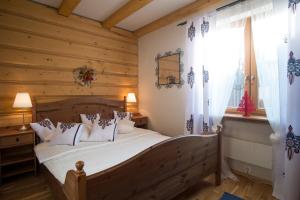 A bed or beds in a room at 4U Apartments - Zakopane