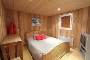 Dormitorio pequeño con cama y TV en Chalet Barcelonnette, en Barcelonnette