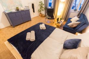 sypialnia z dużym łóżkiem i kapciami w obiekcie Stunning Apartment Vienna Central Station w Wiedniu