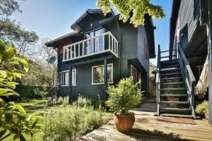 Casa con terraza de madera y escalera en Hola Pucon, en Pucón