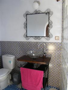 La salle de bains est pourvue d'un lavabo et d'un miroir mural. dans l'établissement Dar Carlos, à Chefchaouen