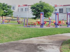 un parque con un colorido parque infantil en el césped en Casa en Real Santa Fe en Xochitepec