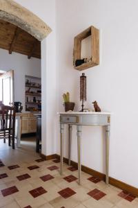 a table in the corner of a room with a kitchen at Casa Nas Arribas in Sintra