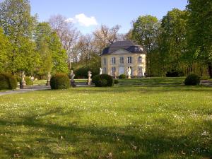 a house in the middle of a field of grass at Ferienwohnung Brunow "In der Natur Zuhause" in Neundorf